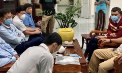 Vòi tài xế chở xăng dầu 