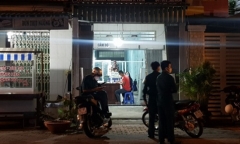 Cướp xông vào tiệm cầm đồ đâm bị thương con gái chủ nhà, cố thủ khi cảnh sát vây bắt