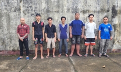 Mang vũ khí quân dụng đi 