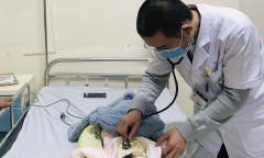 Phát hiện dị tật hiếm từ trong bụng mẹ, bé gái vừa chào đời đã phải mổ gấp