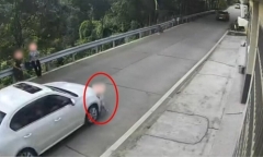 “Dạy” con tự qua đường 1 mình, người mẹ ngã quỵ khi chứng kiến điều đau lòng