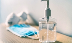 Sử dụng nước rửa tay khô thường xuyên liệu có an toàn cho da?
