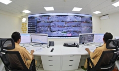 Hiện trường vụ hàng trăm lưới thép rơi từ xe đầu kéo, trúng đôi nam nữ đi xe máy