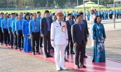 Đoàn đại biểu dự Đại hội XIV Công đoàn Việt Nam vào Lăng viếng Chủ tịch Hồ Chí Minh