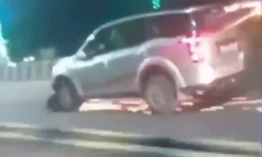 Clip: Ô tô gây tai nạn rồi bỏ chạy, kéo lê xe máy tóe lửa 11km trên đường ở Ấn Độ