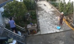 Con gái dựng tóc gáy khi thấy mẹ già làm điều này