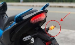 Hiện trường vụ hàng trăm lưới thép rơi từ xe đầu kéo, trúng đôi nam nữ đi xe máy