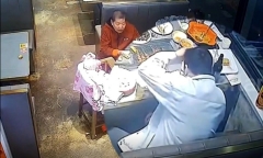 Clip: Người đàn ông cố tình bỏ tóc vào thức ăn để 
