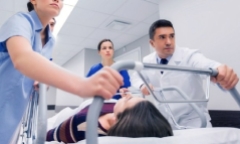 Người phụ nữ khỏe mạnh đột ngột qua đời sau khi ăn tối, bác sĩ cảnh báo về thói quen 