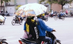 Người ngồi trên xe máy khi tham gia giao thông có được sử dụng ô không?