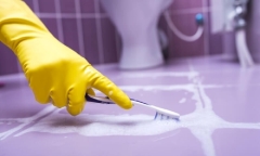Cách tẩy trắng đường chỉ gạch bằng rượu và oxy già
