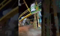 Clip: Trò chơi mạo hiểm bất ngờ đổ sập tại hội chợ 10 người bị thương nặng