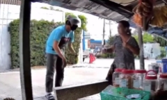 Clip: Kẻ cướp chắp tay xin lỗi nạn nhân sau khi cướp dây chuyền vàng thất bại ở Thái Lan