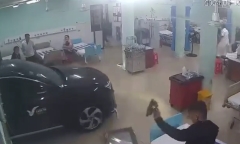Ô tô tông sập cửa kính, lao vào phòng cấp cứu của bệnh viện