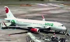 Clip: Xe tải phục vụ mặt đất bất ngờ tông thẳng vào đuôi máy bay đang đỗ tại sân bay