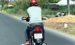 30 giây thót tim chứng kiến người đàn ông lái xe máy với tư thế 