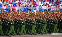 Xúc động hình ảnh người dân lưu luyến chào tạm biệt các chiến sĩ sau nhiệm vụ A80