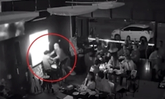 Clip: Nam ca sĩ bất ngờ bị người đàn ông đấm liên tiếp vào mặt, lý do gây bất ngờ