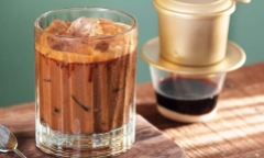 Uống cà phê sữa gây tăng cân và nổi mụn đúng hay sai?