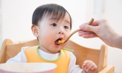 Nên hay không cho trẻ em dưới 1 tuổi ăn muối?