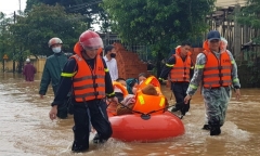 Nhiều nơi ở miền Trung ngập sâu, hàng trăm học sinh mắc kẹt chờ cứu hộ