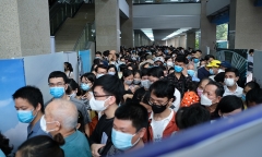 Cảnh nghìn người dân chen chúc đi thử tàu điện Cát Linh - Hà Đông