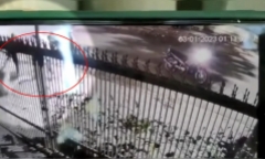 Xe máy lao vào gốc cây, 1 người tử vong, 1 người bị đánh: Camera ghi lại gì?