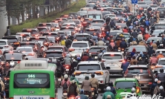 Đường phố Hà Nội ùn tắc, người - xe chen chúc trong ngày làm việc đầu tiên sau kỳ nghỉ Tết