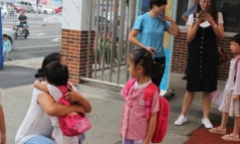 Bé gái 3 tuổi chờ ở trường nhiều ngày không ai đến đón, mẩu giấy trong cặp khiến cô giáo không khỏi phẫn uất