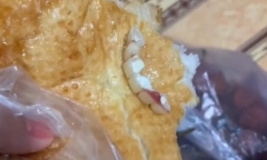 Thanh niên đang ăn bánh mì thì rớt luôn cả hàm răng, dân mạng cố an ủi nhưng không thể nín cười