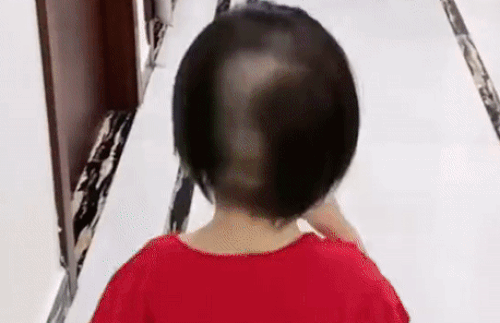 Mẹ mới vắng mặt 5 phút, khi trở ra thì ngã ngửa vì 