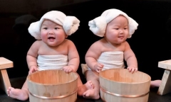 Cặp chị em sinh đôi mũm mĩm gây 