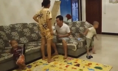 Con trai ôm ghì điện thoại, bố mẹ diễn màn kịch 
