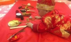 Bốc đồ chọn nghề ngày thôi nôi, con trai nhìn trúng một thứ khiến cha mẹ suy sụp