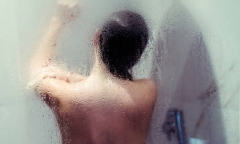 Đột nhập để ăn trộm lại phát hiện gia chủ bước ra từ phòng tắm, gã đàn ông đổi ý làm ra chuyện động trời