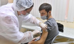 Người bị bệnh ung thư có nên tiêm phòng vaccine COVID-19?
