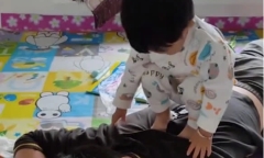 Con gái đứng lên lưng bố, giây sau ngồi thụp xuống làm hành động 