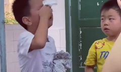 Hai cậu bé đánh nhau bị cô giáo gọi lên phê bình, cái kết 