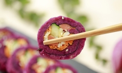 Cách làm cơm cuộn khoai lang tím vừa lạ miệng lại chẳng sợ tăng cân