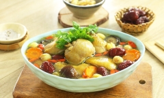Chế biến canh gà hầm hạt sen bổ dưỡng cho cả gia đình