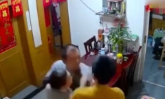 Thiếu niên định lao vào hành hung bố mình, thái độ của người mẹ khiến dư luận phẫn nộ tột cùng