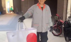 Cô gái trẻ nhận
