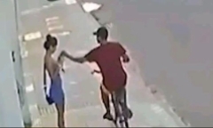 Tên cướp đi xe đạp giật điện thoại của cô gái trên đường, giây sau gặp ngay báo ứng khó tin