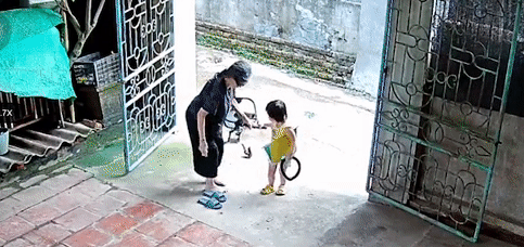 Hai bà cháu ngã đau điếng trước cổng nhà, hành động sau đó của bé gái được dân tình