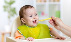 Nên bắt đầu cho bé ăn giặm ở độ tuổi nào? Những thực phẩm cần tránh khi cho bé ăn dặm