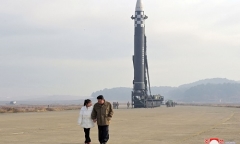 Ông Kim Jong-un lần đầu công khai con gái trong vụ thử tên lửa của Triều Tiên