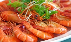 Gái đảm trổ tài luộc tôm đỏ au, vừa ngon vừa đẹp mắt
