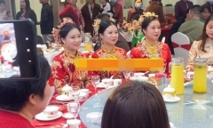 3 chị em sinh 3 tổ chức đám cưới cùng một ngày, dân tình thắc mắc một điều hài hước