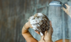 Bí quyết giữ gìn mái tóc khỏe đẹp suốt mùa hè