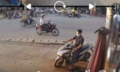 Camera ghi cảnh thanh niên mang tiền giả đến tiệm vàng, vờ mua rồi bỏ chạy